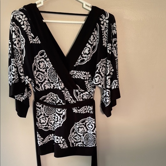 White Horse Black Market Elegant Black and White Women's Top - Picture 7 of 9